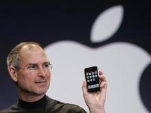 第一代iPhone被乔布斯举在手里时，你还记得人们是怎么嘲笑它的吗？